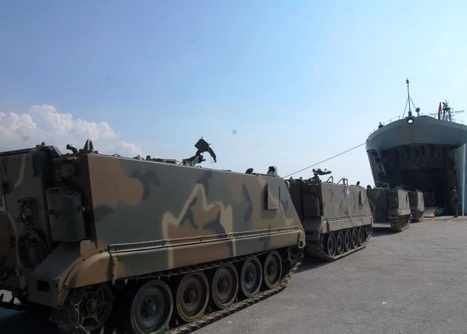 Φορτώνονται άρματα μάχης, MLRS και τεθωρακισμένα σε αρματαγωγά του Π.Ν – Κρίσιμες ώρες!